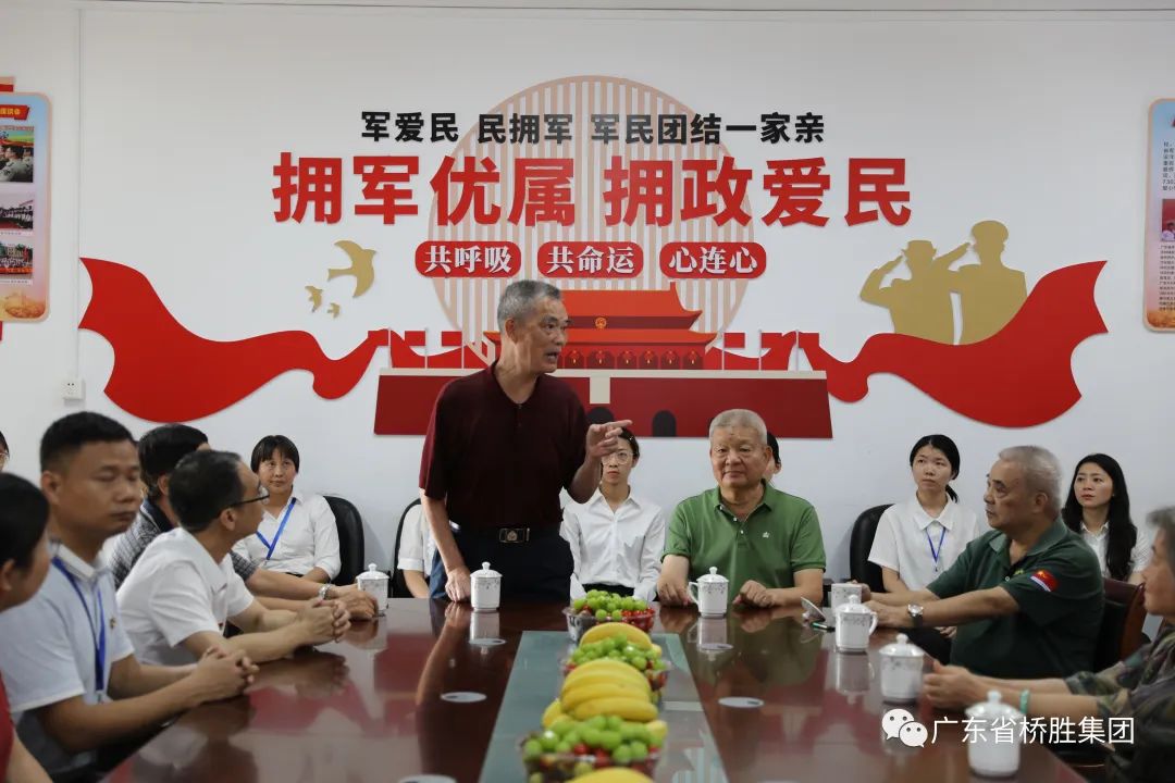 戰斗英雄“八一勛章”第一人麥賢得“童心永向黨”贈泮瀝學校蒞臨橋勝集團